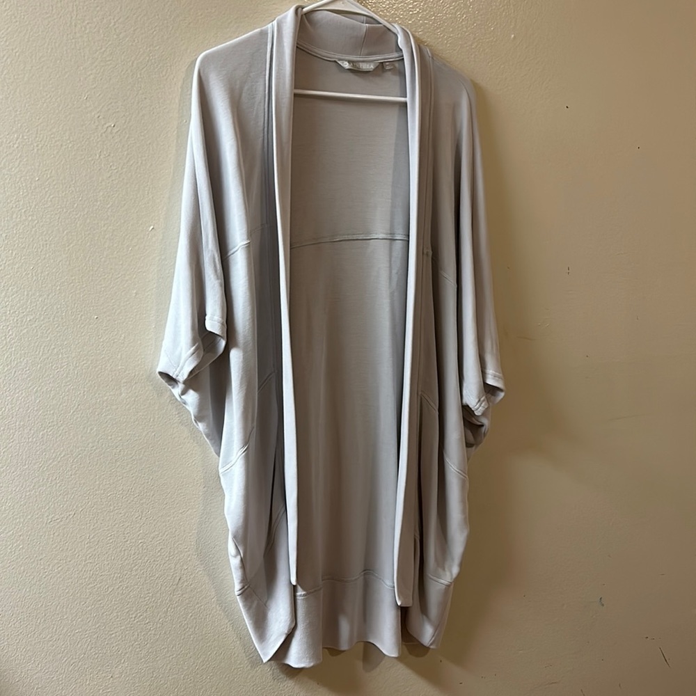 Athleta Serenity Coccoon Wrap, light gray, sz Small